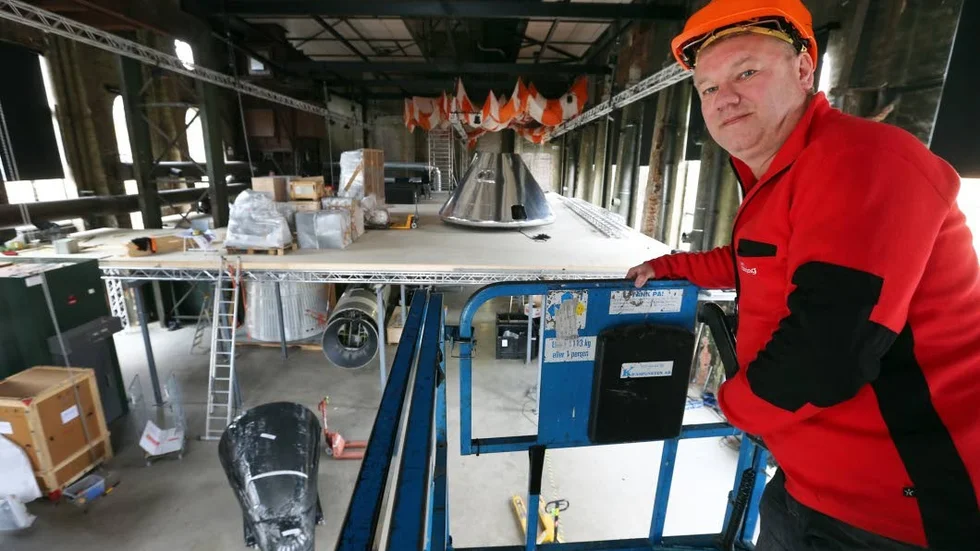 På väg upp. 400 kvadratmeter matta ska läggas och fler föremål lyftas in med truck innan NASA - A human adventure är redo för invigning.