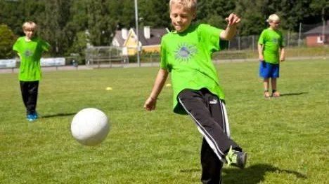 Joel Erikssson, en av drygt 130 deltagare i Åby sommarmix, testar en ytterskruv.