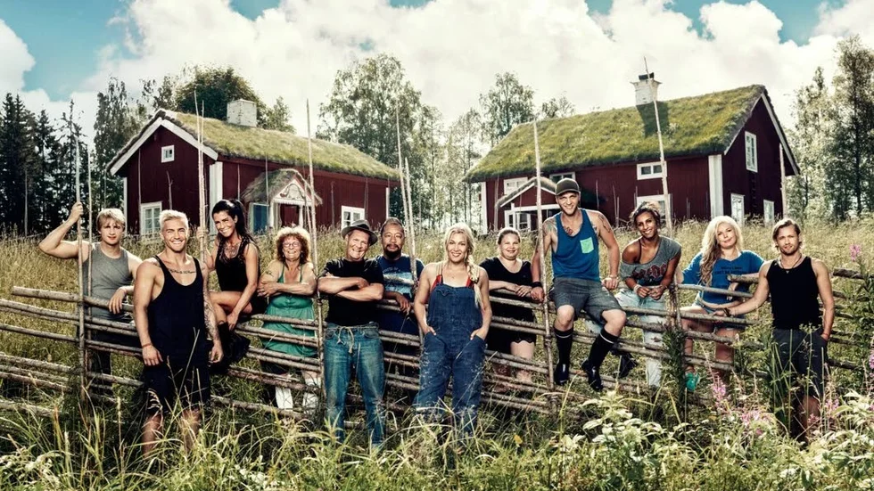 Jonas Peltoniemi, längt till vänster, på gården i Hedemora.
Foto: Daniel Ohlsson/TV4