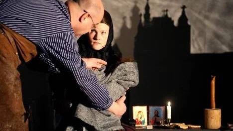 Skomakaren Pappa Panov (prästen Mikael Alm) hjälper en ensam frusen kvinna (prästen Lisa Linderoth) och hennes lilla barn.