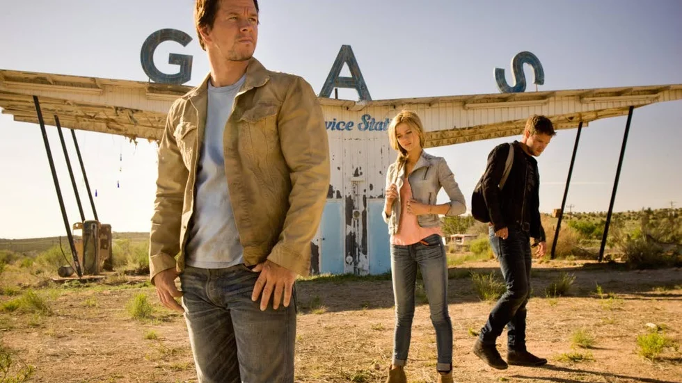 Bryan Cranston är vi vana att se i tv-serien "Breaking bad". När han nu tar steget till storfilm på vita duken får han slåss mot ett av filmhistoriens mest klassiska monster i "Godzilla". Här med Aaron Tyler-Johnson.
Fotograf: 20th century fox