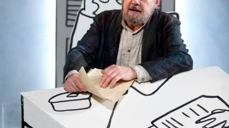 Christan Zell i rollen som den excentriske franske kompositören Erik Satie i föreställningen Satie med prtemiär på Teatervinden på lördag, den 12 januari.