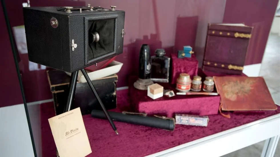 Al Vistakameran, inköpt på slutet av 1800-talet, röda lampor, film och lim till fotoalbumen.