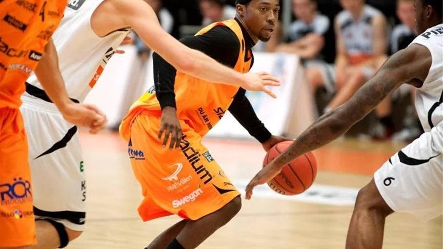 Ken Brown var pigg och stoppade i 19 poäng mot lettiska Jekabpils men Dolphins föll med 78-73.