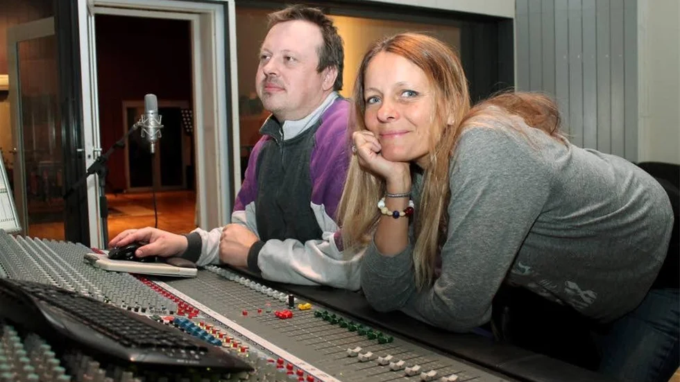 Producenten Magnus Jonsson och sångerskan Lana Brunell under arbetet med skivan"Solblues" i Milk Studio i Norrköping.
Foto: Sara Segraeus
