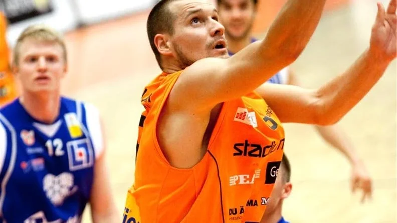 Edgards Jeromanovs var en                         av de bättre på planen när Dolphins i går slog Borås borta med 88–86. Foto: Niclas Sandberg/arkiv