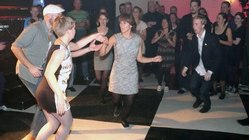 Linköping Rhythm & Swing dansar en sorts ”tagdance” där två dansare hejas på av de övriga som står i en ring kring de dansande. Sedan är det fritt fram att ”tjuva”!