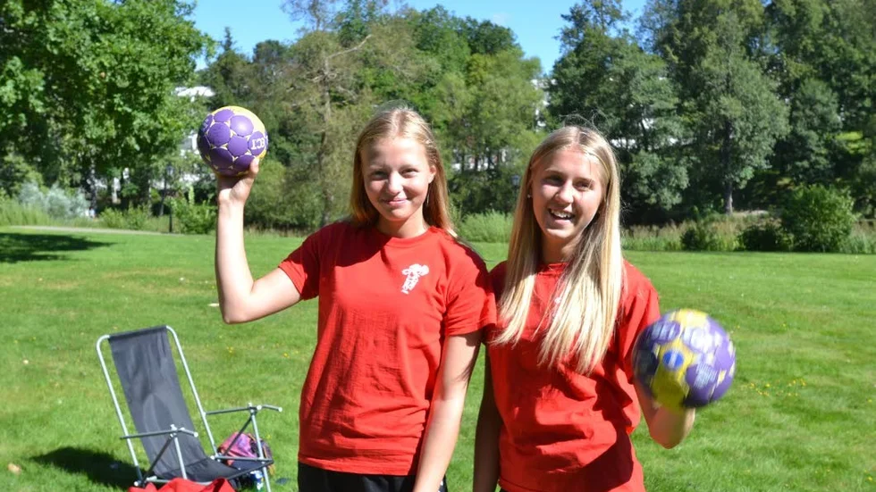 Handbollsövningar. Det ledde Sanna Karlsson Sellbrand och Wilma Andersson, från Finspångs Handbollsklubb. Bland annat fick man prickkasta på koner.