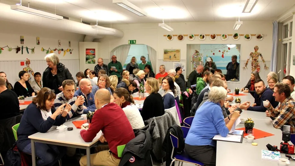 Platsbrist. Det var smockfullt i Mogata skolas matsal på torsdagen när förslaget om skolsammanslagning diskuterades.