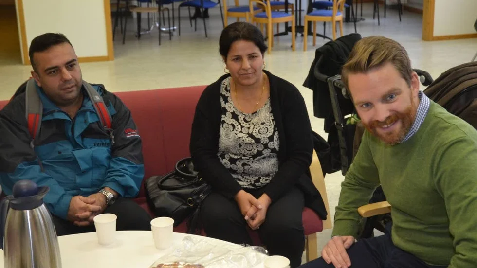 SFI-elever. Riksdagsledamoten Hans Linde (V) gästade Finspång och Bergska, där han bland annat träffade SFI-eleverna Mohanad Alhafri och Bilal.