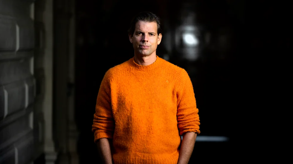 Alex Schulman är högaktuell, bland annat med nya romanen "Malma station": "Jag är orolig för den här boken, det är något i mig som tänker att 'de tyckte om att jag skrev om min mormor och morfar och min mamma, men att ska jag försöka skriva en fiktiv historia – det orkar vi inte med', tänker de. Eller det är en rädsla jag har. Men jag tror att det är det bästa jag skrivit."