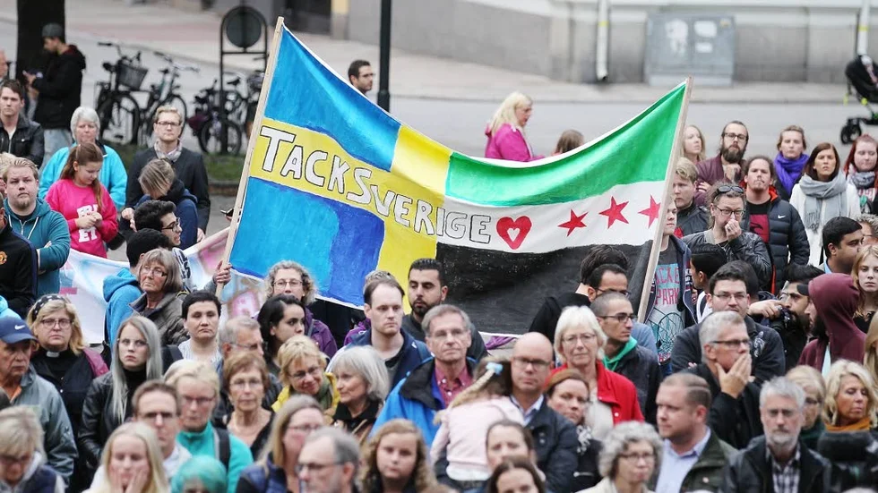 Egen flagga. Abd Alsalam Aita, 19, hade tillverkat den hemma i Ödeshög.