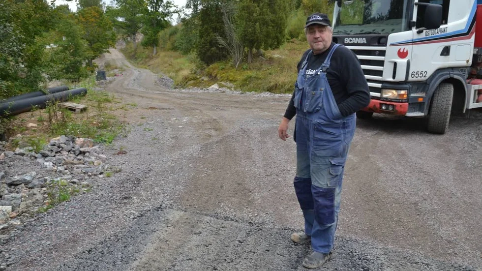 Slut på asfalten. Här där Anders Karlsson står vid Vistinge, slutar asfalten på nya cykelbanan längs 250 meter. Men i vår tänker han se till att även den här biten blir asfalterad.