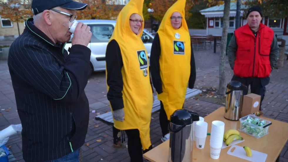 Gratis fika. Bengt Andersson, närmast, passade på att ta en gratis fika på Bergslagstorget. Svenska kyrkan skötte serveringen, från vänster Els-Marie Evertsson, Cecilia Ramäng och Martin Loorents.