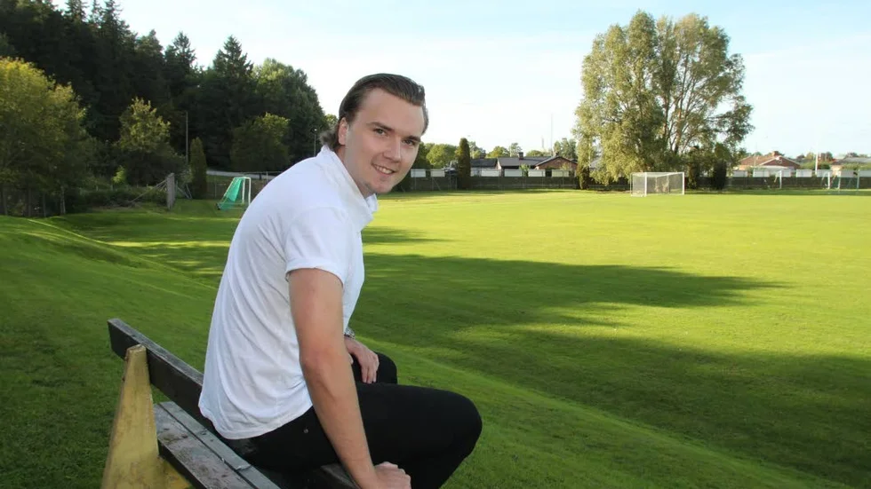BRA SITS. Azechs samtliga tre mål i segern senast kom från Joachim Poikelas huvud och fötter. Nu har laget skaffat sig en bra sits för att hänga kvar i trean.
