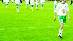 Foto: MAGNUS GLANS Det var deppiga AIS-spelare som lämnade Bruksliden efter nedflyttningen till division IV.