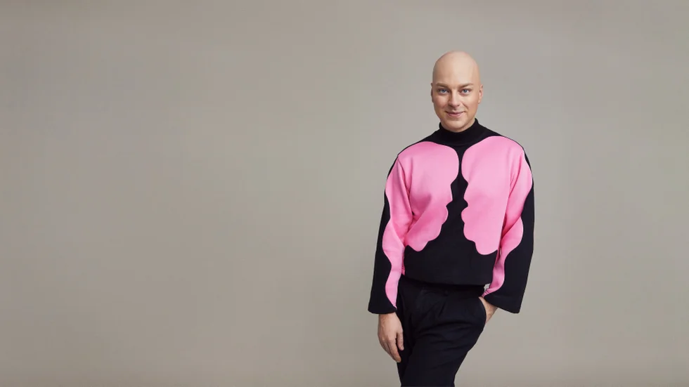 Skådespelaren Robert Fux leder "Drag race Sverige". Pressbild.