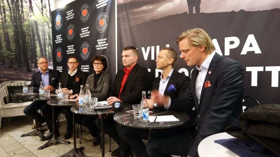 Här berättar Vita Hästens vd Fredrik Jensen (närmast) om projektet