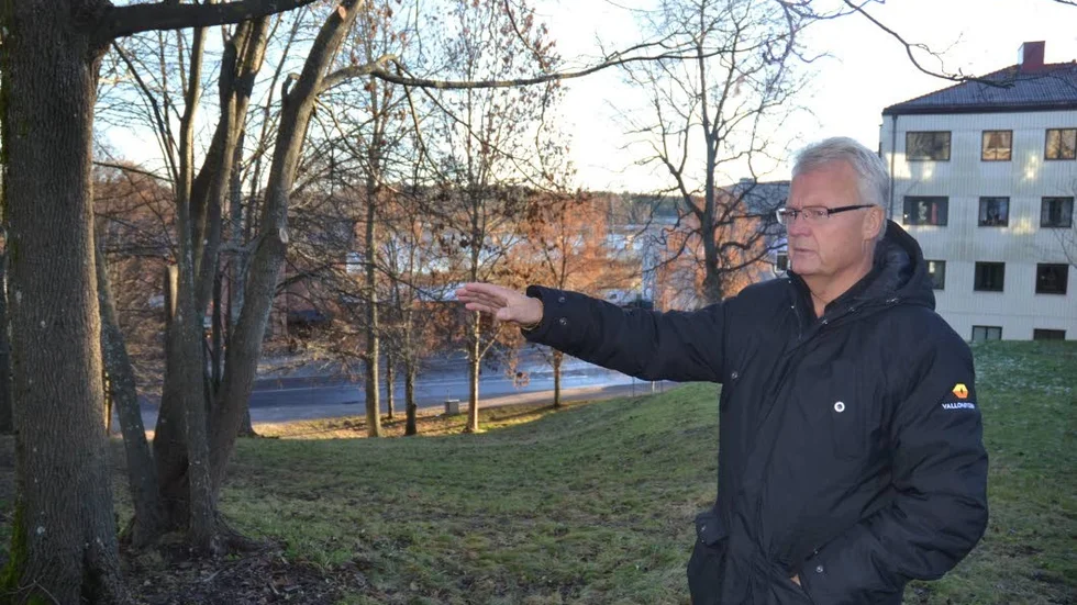Nya höghuset. - Här i sluttningen, kommer det nya höghuset att byggas, med utsikt över Skutbosjön från alla lägenheterna, säger Björn Andersson, vd för Vallonbygden.