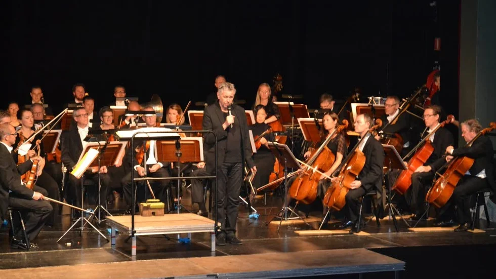 Hälsade alla välkomna. Christer Öjring, kultursamordnare i Finspångs kommun, hälsade publiken välkommen till kvällens konsert med Norrköpings Symfoniorkester.
