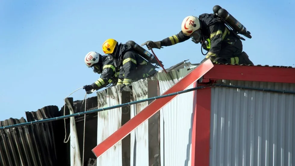Ytterväggen på Fermecos blästerhall fick brytas bort för att räddningsarbetarna skulle komma åt den pyrande isoleringen.