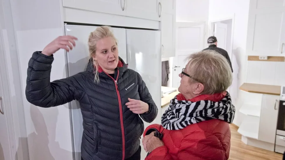 Karin Wiksten, Rawi, som tillsammans med sin bror Björn ansvarar för visningen, förklarar någonting för den blivande hyresgästen Ingrid Enberg.