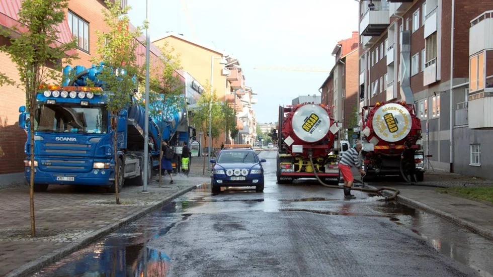 Prästgårdsgatan stängdes av under det fyra timmar långa vattentömningsarbetet.