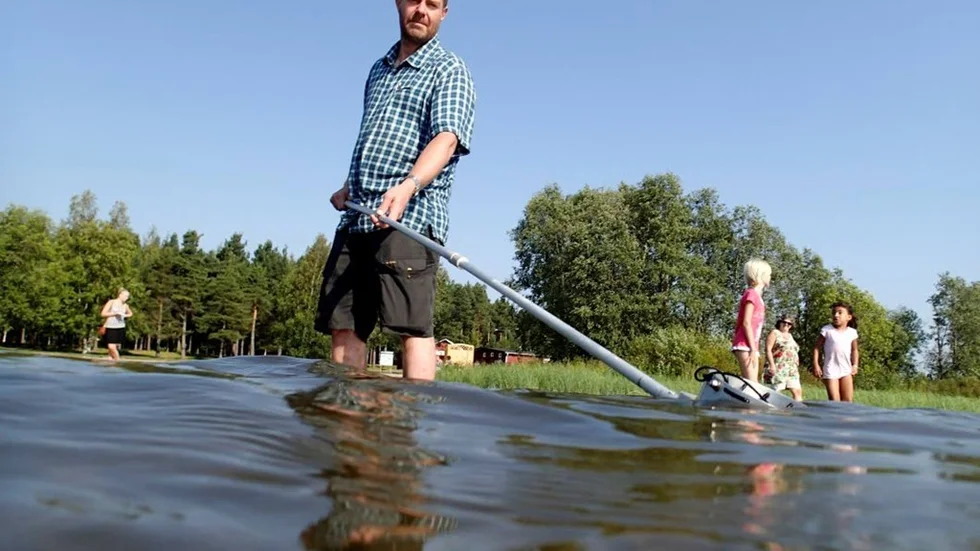 Ulf Isaksson tar vattenprover på Norrstrand.