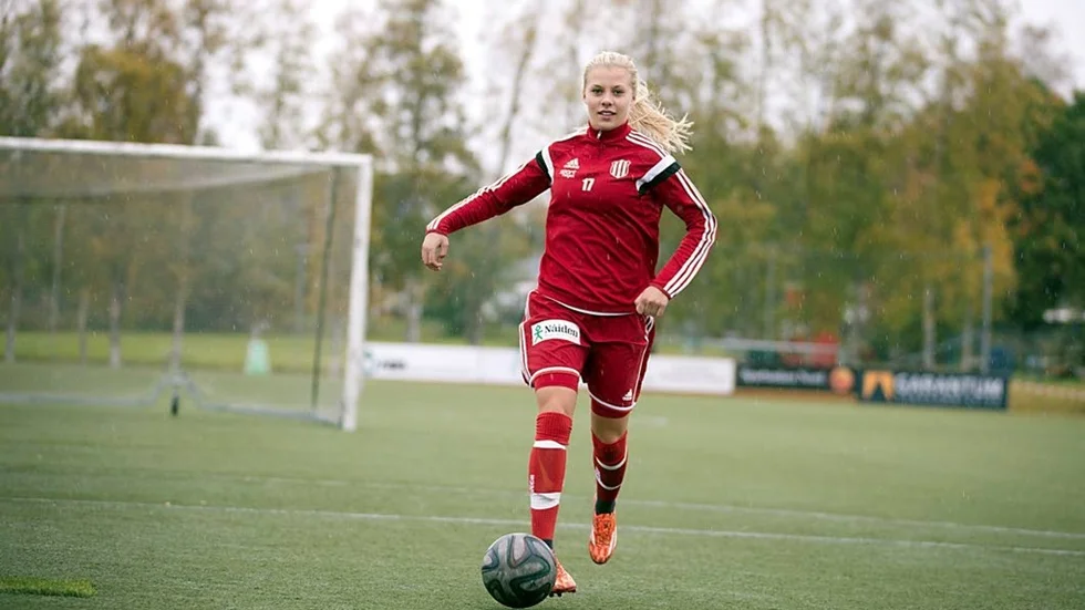 Den här säsongen har 17-åriga Lotta Ökvist tagit plats i Piteå IF:s startelva flera gånger. Hennes främsta styrkor är hennes fina vänsterfot, tillslaget, spelsinnet och att hon är löpstark.