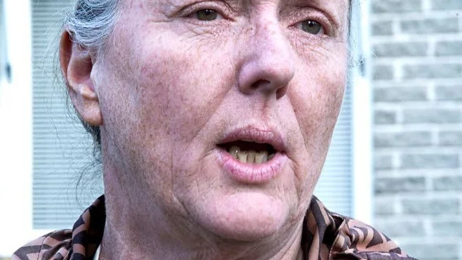 Catherine Lindgren är fortfarande chockad över vad som hänt hennes mamma. "Det här får inte bara passera obemärkt" säger hon.