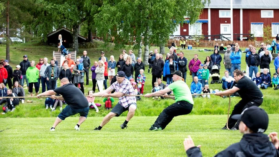Dragkampen drog stor publik och det hejades vilt.