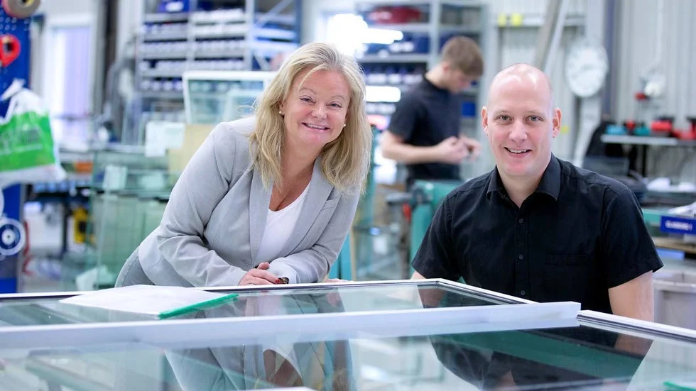 En glasklar fullträff är affärsuppgörelsen med Walt Disney Company, som öppnar dörren för Svalson i Öjebyn att leverera specialglaspartier till nya Disneyland i Shanghai. Maud Spencer och Danny Björkman kan kosta på sig ett brett leende.