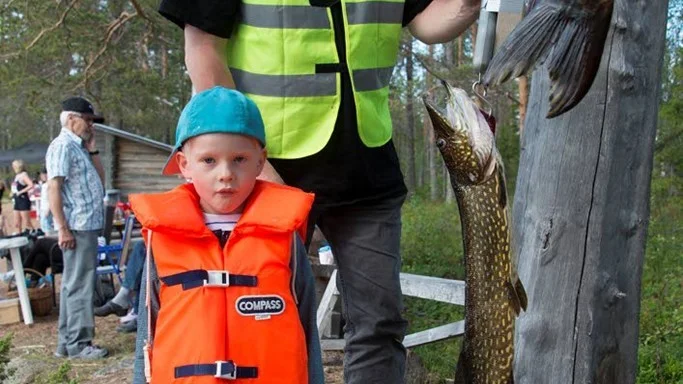 Blivande storfiskare. Unge Alfons Sundström kom till invägningen och lät Tord Holmström väga in hans gädda på 2,4 kilo.