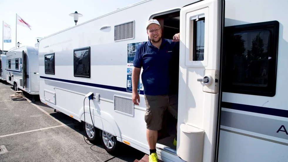 "Den säljs mest, kunderna vill ha allt  större vagnar", säger Christoffer Hedgren vid Husvagnsimport.