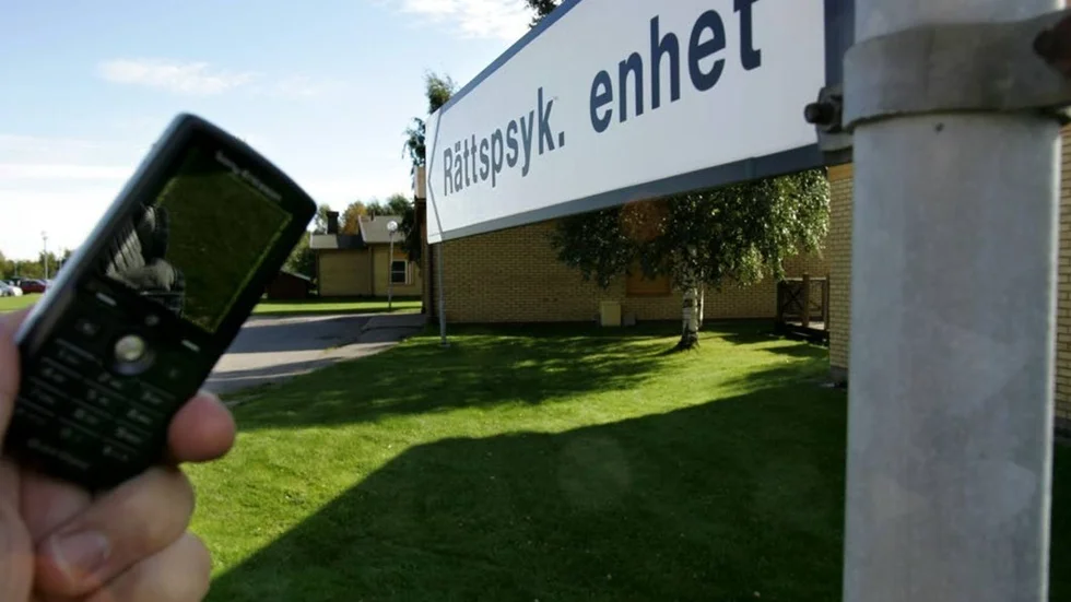 Mannen ska omedelbart ha sin telefon tillbaka. Det har förvaltningsrätten beslutat, trots att han misstänks för upprepade trakasserier bland annat av en ung flicka.