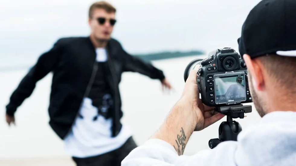 Anthony Skaff åker runt i Sverige och filmar musikvideon. ”Det roligaste för mig är att dra runt hos alla, det blir väldigt familjärt och personligt” säger han.