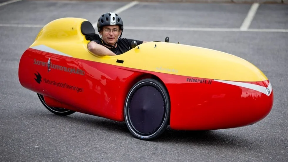 "Jag vill väcka uppmärksamhet kring klimatfrågan", säger Urpo Taskinen som sålt bilen och köpt Velomobil.