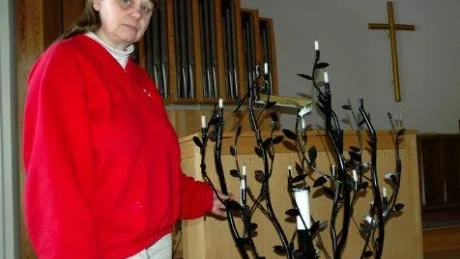 Pastor Anna-Lena Olsson vid missionskyrkans ljusbärare. Hon berättar att församlingsmedlemmarna tänt många ljus och bett för att Ali ska få stanna i Sverige.