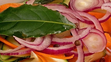 Vegetariskt. Samma inläggningslag som används till löksill kan också hällas över tunna bitar morot, zucchini och rödlök för att få ett vegetariskt alternativ till sillen.
