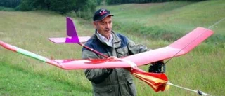 Jordbunden man med högtflygande aktiviteter