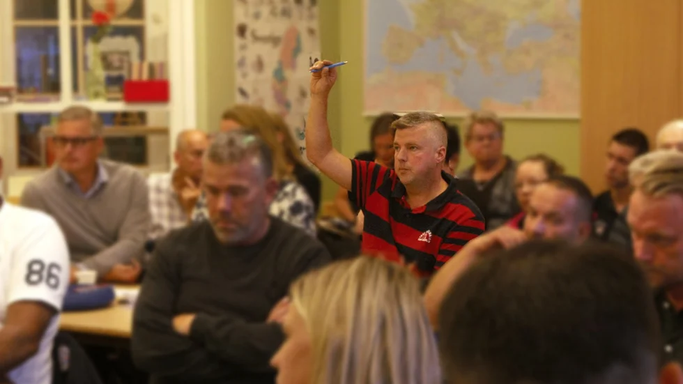 Johan Bergström med handen i luften. Under kvällen ställde han flera frågor till politikerna gällande förstudien. 