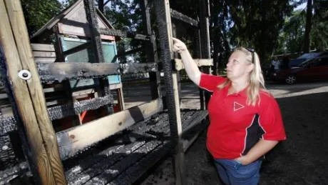 Gunilla Agesved arbetar i KFUM´s kiosk alldeles intill klätterställningen som brann. "Det fanns en plasttrumma som barnen kunde krypa i, men den finns det bara några rester av" säger hon och pekar ut var den suttit.