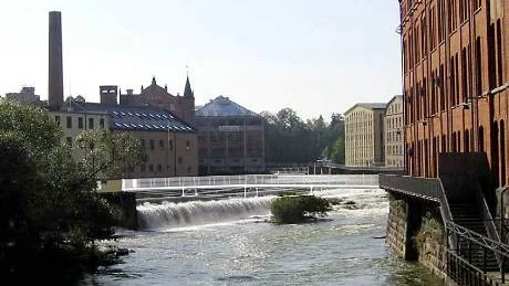 Så här kan den blivande gångbron komma att ta sig ut från Bergsbron, och visst skymmer den då den storartade vyn ut över Strömmen. (Fotomontage från den kommunala handlingen om nya detaljplanen).