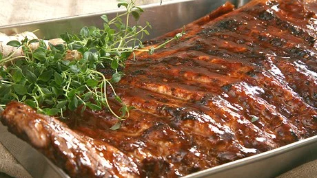 Grillade revben. Hel revbenssida med smak av timjan och ingefära är enkel grillning med massor av smak.