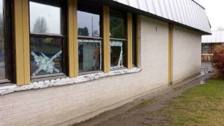 Krossade fönster är vanligt enligt Richard Tjernström. Bilden är från Klockaretorpsskolan vid ett tidigare tillfälle. Foto: Anita Kjellberg/arkiv