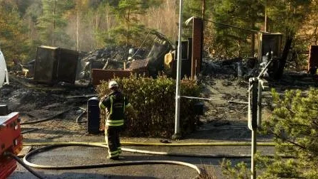 Dagen efter branden i Åby  finns inget kvar av tre av de  fem radhusen (bilden ovan).  I måndags blev de lågornas rov (bilden till vänster).