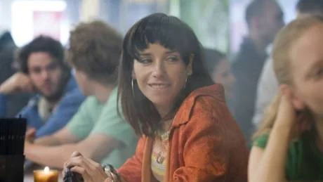 Sally Hawkins som den påfrestande Poppy, en kvinna som går genom livet lycklig som en Teletubby i Mike Leighs "Happy-go-lucky".Foto: Sandrew Metronome
