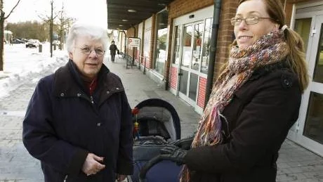 - Dåligt att Posten lämnat oss i sticket här i Åby, när Post i butik försvann vid ICA:s stängning, tycker Gunilla Karlsson och Charlotte Karling, som här ses utanför den stängda butiken.Foto: Robert Svensson