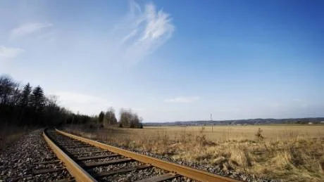 Här, ett litet stycke fram längs rälsen, är ett tänkbart läge för nya godsbangården. I bakgrunden Jursla, E4, Kolmården...