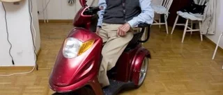 Stellan, 84, åtalad för rattfylla med permobil